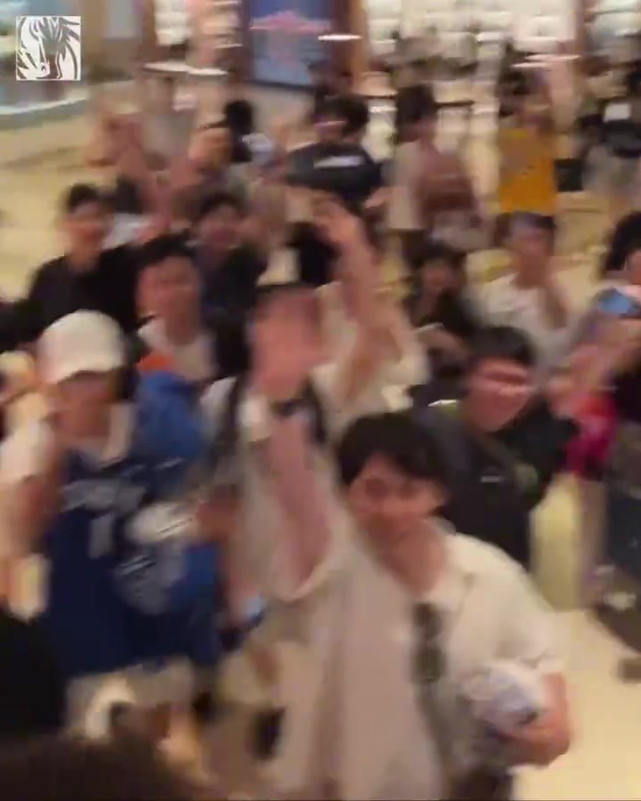 这人气不低啊！莱夫利晒视频与球迷一起自拍📷