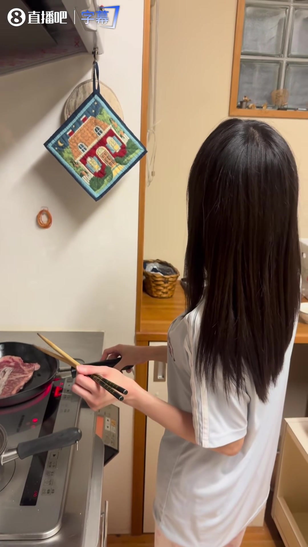 日本队美女球迷在家做饭，这饭真的有这么香嘛~🔥